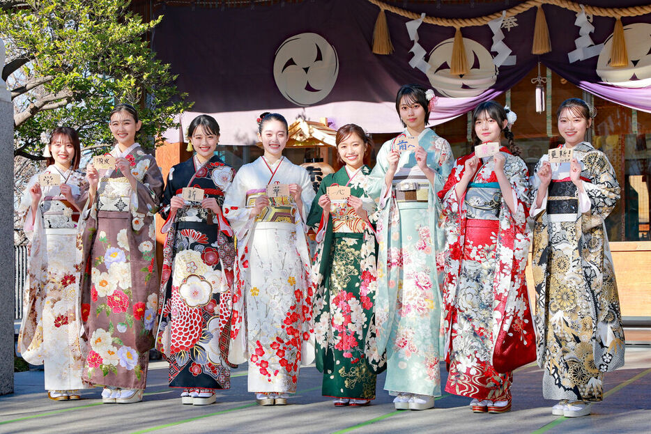 晴れ着姿を披露した（左から）福山絢水、花音、上坂樹里、髙石あかり、大原優乃、平美乃理、松尾そのま、古田愛理（カメラ・小泉　洋樹）