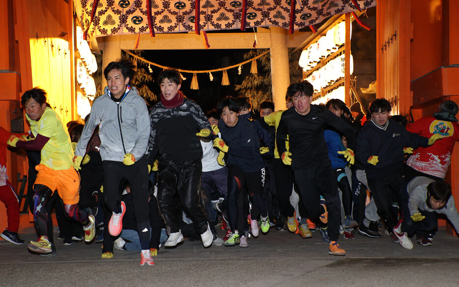 商売繁盛の神様「えべっさん」の総本社、西宮神社（兵庫県西宮市）で１０日、「福男選び」が行われた。朝６時の開門と同時に、約５０００人の参拝者が猛ダッシュ。「一番福」に輝いたのは、高校２年生の大岸史弥さん