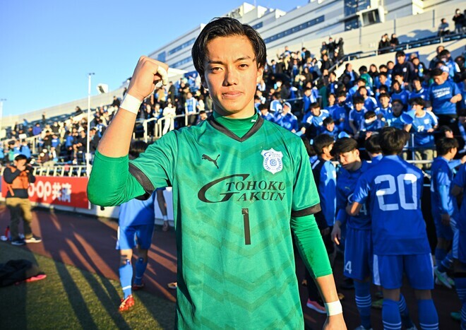 好守連発でチームを救ったGK橋本。試合後、父で監督の俊一氏から「サンキュー！」と声をかけられた。写真：金子拓弥（サッカーダイジェスト写真部）