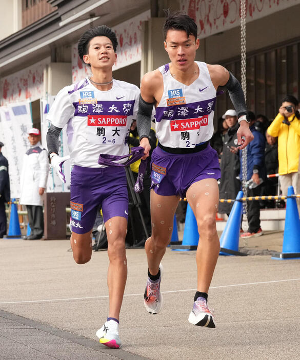 駒大6区伊藤（左）は7区佐藤に小田原中継所でたすきを渡す（撮影・鈴木みどり）