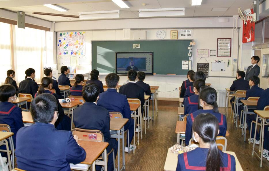 北九州市小倉北区の中学校で開かれた始業式。インフルエンザ感染対策のため、生徒たちは教室に集まりオンラインで行われた＝8日午前