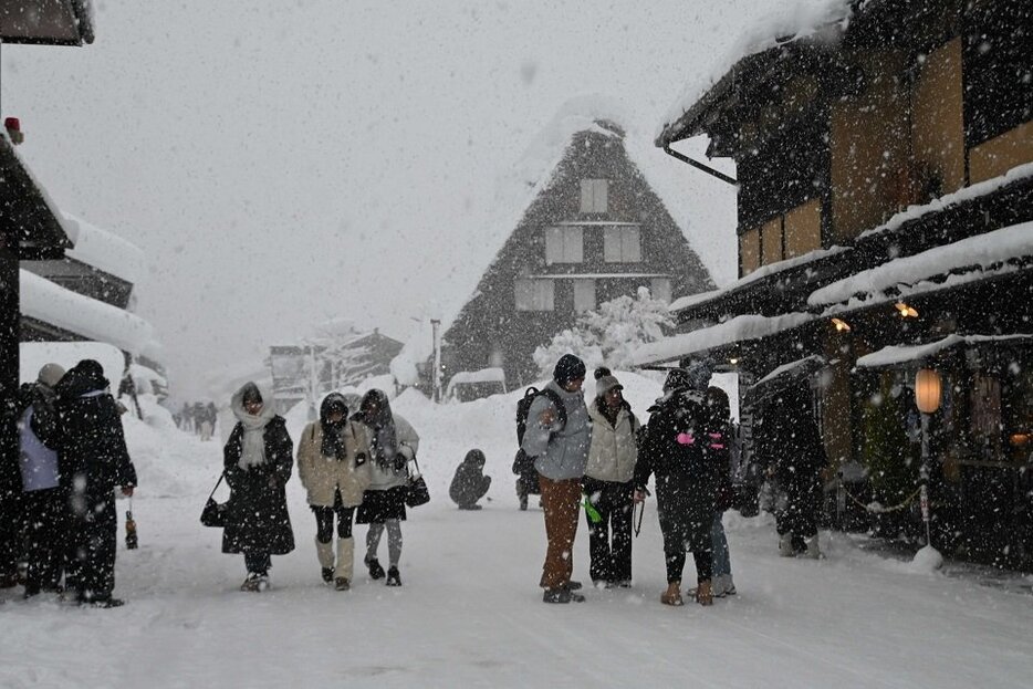 雪が降り続く白川郷の合掌造り集落＝９日午後、大野郡白川村