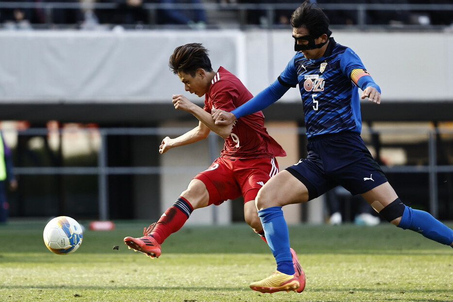 流通経済大柏高の9番を担うFW山野春太(写真協力『高校サッカー年鑑』)(HIGH SCHOOL SOCCER YEARBOOK)