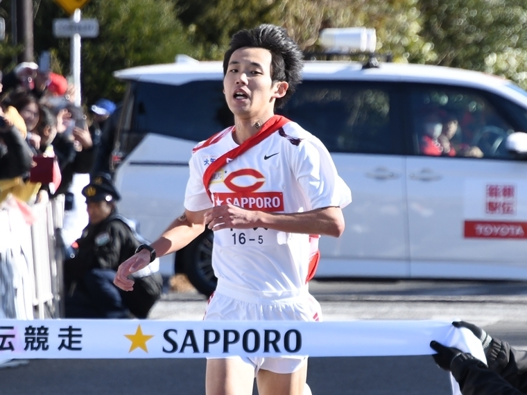 往路2位で芦ノ湖のフィニッシュ地点にやってきた中央大の園木大斗（撮影・井上翔太）