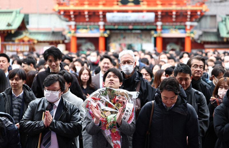 多くの参拝客でにぎわう神田明神＝東京都千代田区で2025年1月6日午前11時15分、玉城達郎撮影