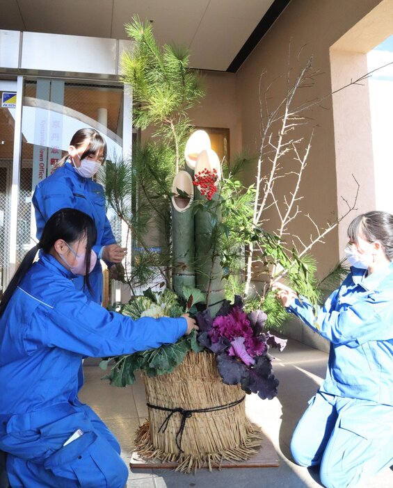 須知高校生が手作りした門松（京都府京丹波町役場）