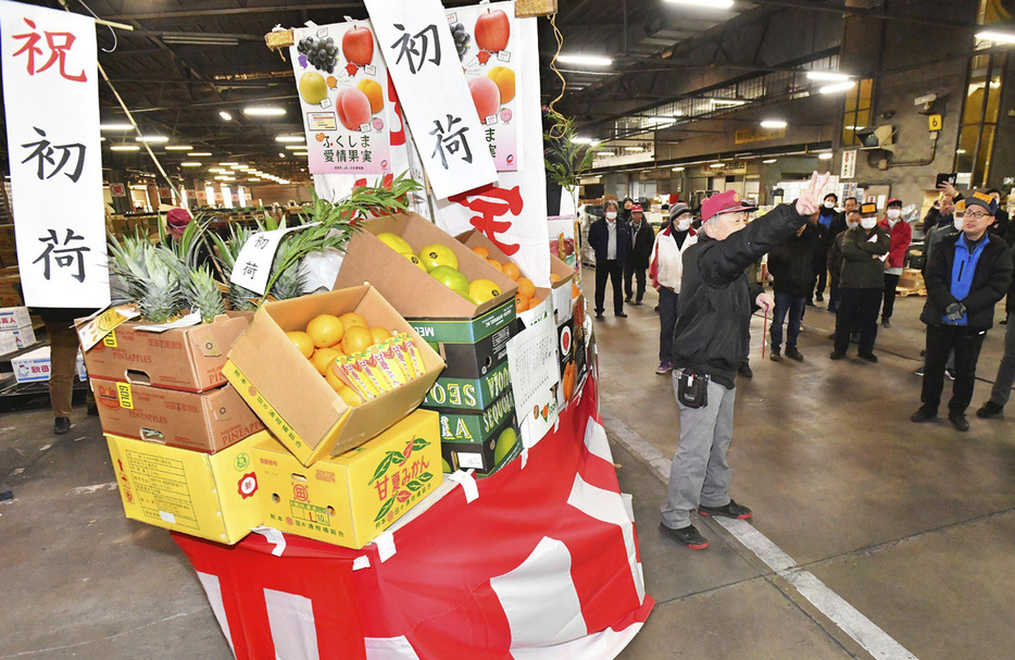 威勢のいいかけ声が飛び交った初競り＝5日午前、福島市公設地方卸売市場