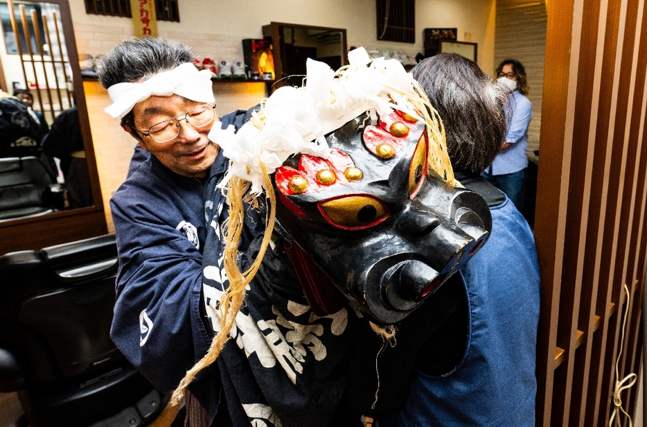 商売繁盛や家内安全などを祈願した法霊神楽の春祈祷＝8日、八戸市