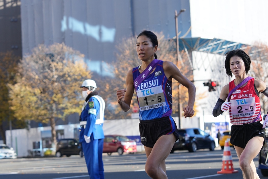 5区で鈴木亜由子と激しいデットヒートを繰り広げ、22秒差を追いついてみせた新谷仁美（写真提供＝ナノ・アソシエーション）