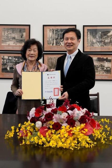 夫の故・錦連さんの手書き原稿などを国家鉄道博物館準備処に寄贈し、同準備処の鄭銘彰主任（右）から感謝状を受け取る王玉梅さん（国家鉄道博物館準備処提供）