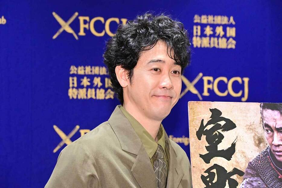 『室町無頼』の外国特派員協会記者会見に出席した大泉洋【写真：ENCOUNT編集部】