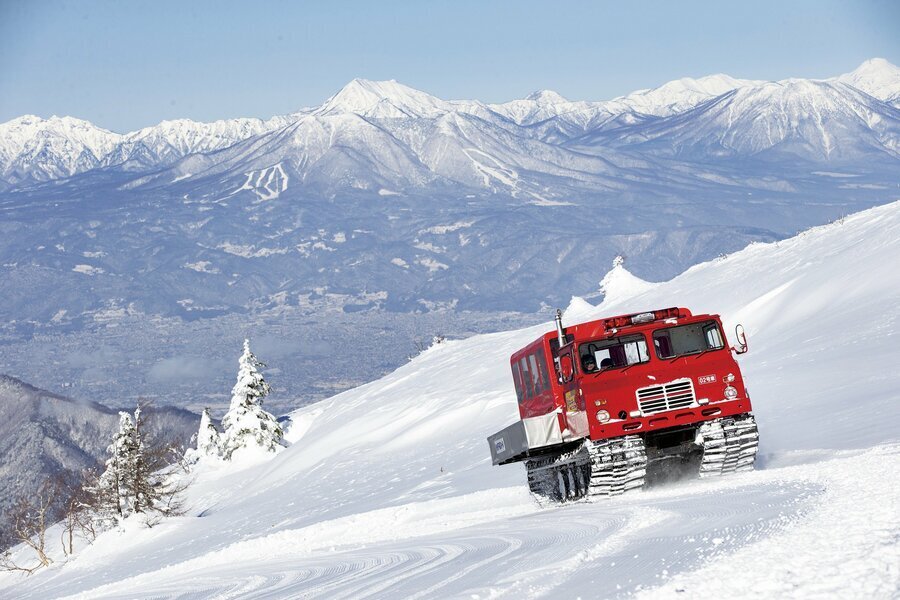 雪の斜面もグングン登れるスノーキャット。パワフルな雪上車で冒険気分を味わおう