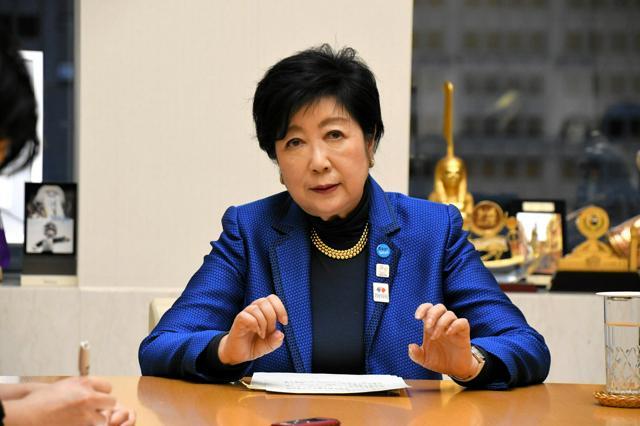 インタビューに答える小池百合子・東京都知事=2025年1月6日午後3時49分、東京都庁、太田原奈都乃撮影