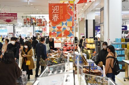 親子連れなどでにぎわう初売り＝1日午前、佐賀市のゆめタウン佐賀