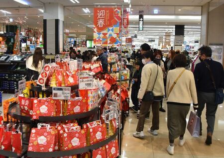 福袋を買い求める家族連れなどでにぎわう初売り＝1日午前、佐賀市のゆめタウン佐賀