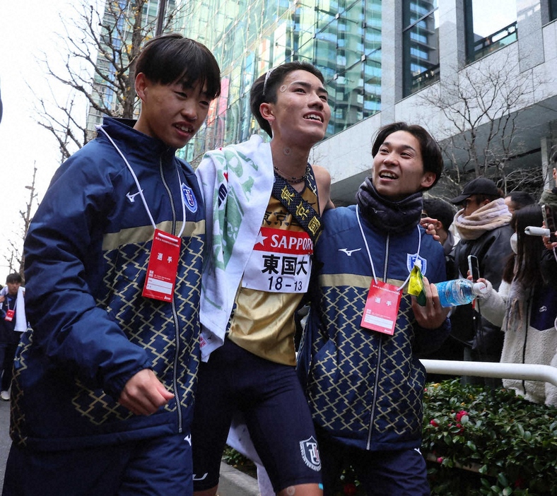 8位でゴールした東京国際大・大村（中央）（撮影・尾崎　有希）