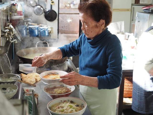 ラーメンを仕上げるふくさん