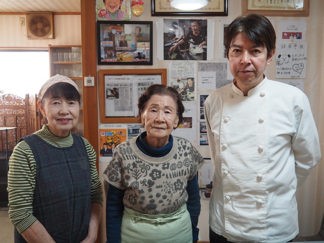 左から久美子さん、ふくさん、俊二さん