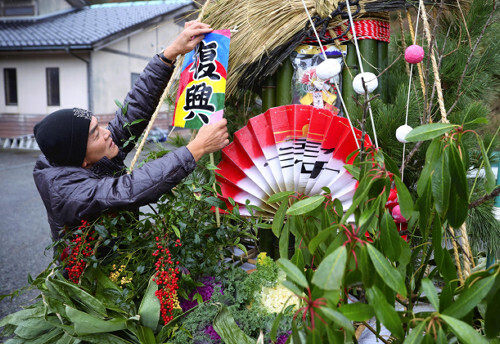 巨大門松に飾り付けた「復興」の凧を見つめる竹中さん（２日、石川県珠洲市で）＝大金史典撮影