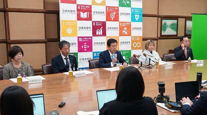 ［写真］会見には市議会の田中里佳議長（右から2人目）と田邊雄一副議長（右端）も同席した＝6日午前、名古屋市役所で