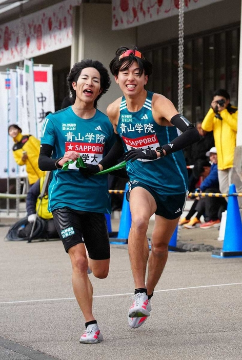 ＜箱根駅伝小田原中継所＞6区で区間新をマークした青学大・野村（左）右は7区の白石（撮影・島崎忠彦）