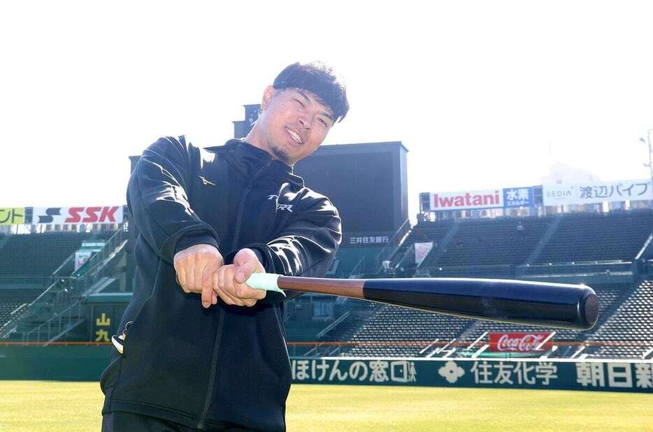 自主トレを公開した阪神・佐藤輝明＝甲子園球場(撮影・水島啓輔)