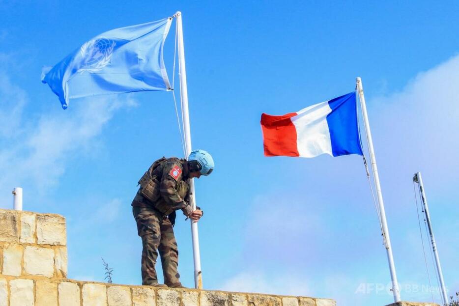 レバノン南部のデイルキファ村にある基地で、フランスの閣僚訪問中に旗ざおを調整する国連レバノン暫定軍所属のフランス軍兵士（2024年12月31日撮影）。【翻訳編集】 AFPBB News