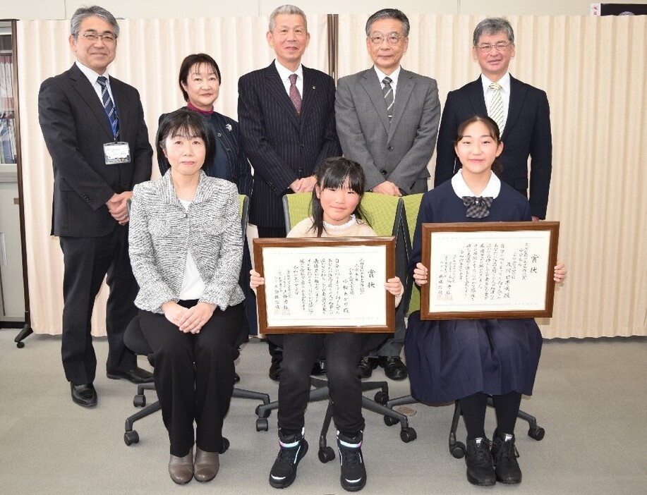 三浦哲郎少年少女作品賞を受賞した小松あかりさん（前列中央）と、及川明李咲さん（前列右）