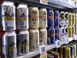 陳列棚に並ぶ日本の缶ビール