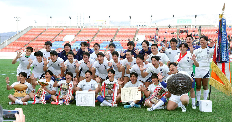 記念撮影で「５度目の優勝」のポーズをとる桐蔭学園の選手たち（カメラ・馬場　秀則）