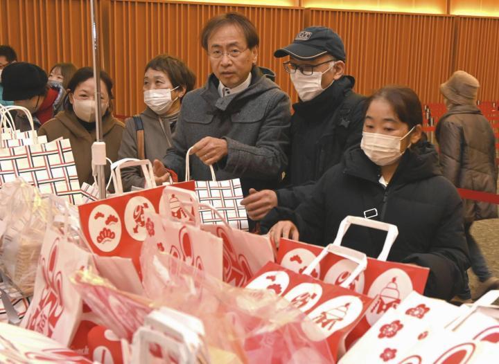 いよてつ高島屋の初売りで洋菓子の福袋を買い求める人たち＝2日午前、松山市湊町5丁目（撮影・原田茜）