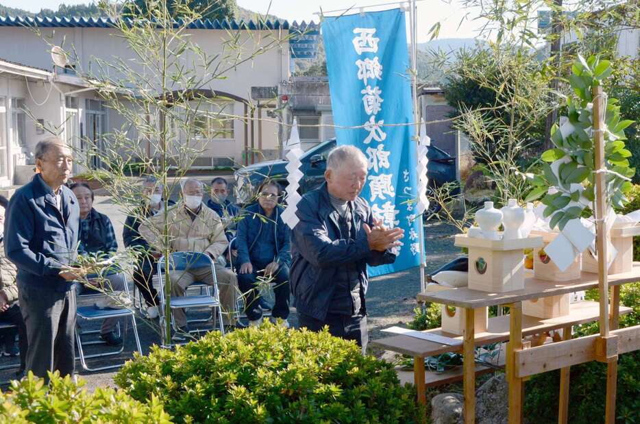 西郷菊次郎氏頌徳之碑前で慰霊する顕彰会のメンバー＝さつま町永野