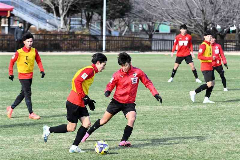 今季初練習に臨んだロアッソ熊本の選手たち＝県民総合運動公園サッカー場