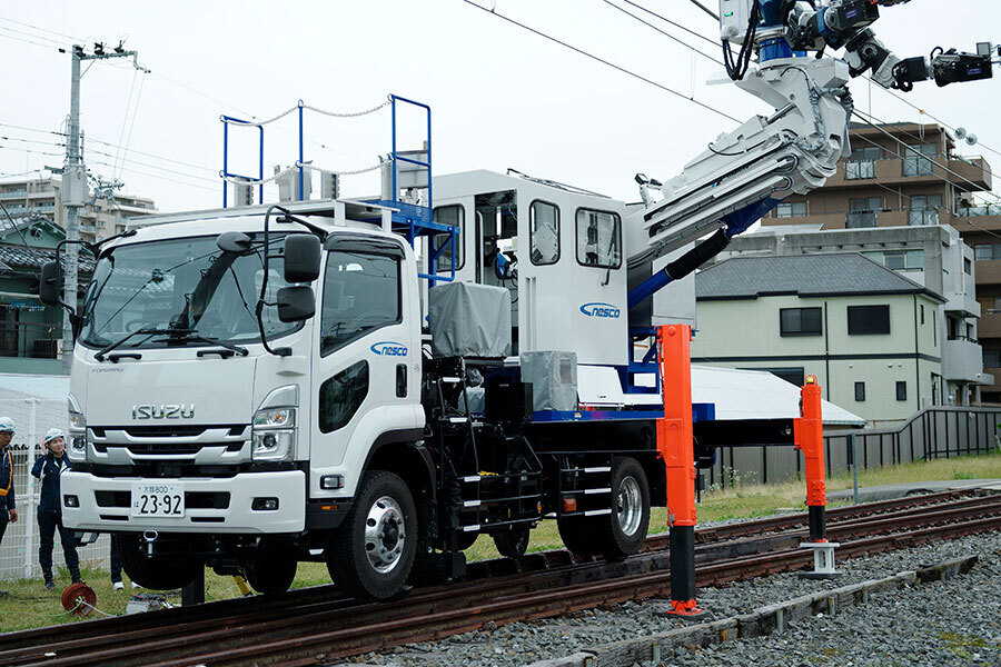 「多機能鉄道重機」を載せた運搬車（画像：JR西日本/日本信号）