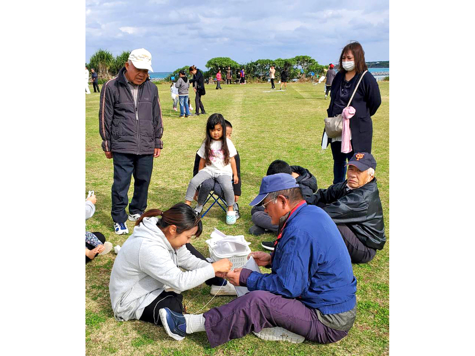 手作りたこの改良を手伝う町老人クラブ連合会会員（手前右）＝5日、鹿児島県与論町（提供写真）