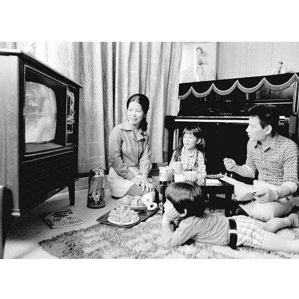 かって昭和の時代、一家の団らんは、テレビの前だった（Ｃ）共同通信社