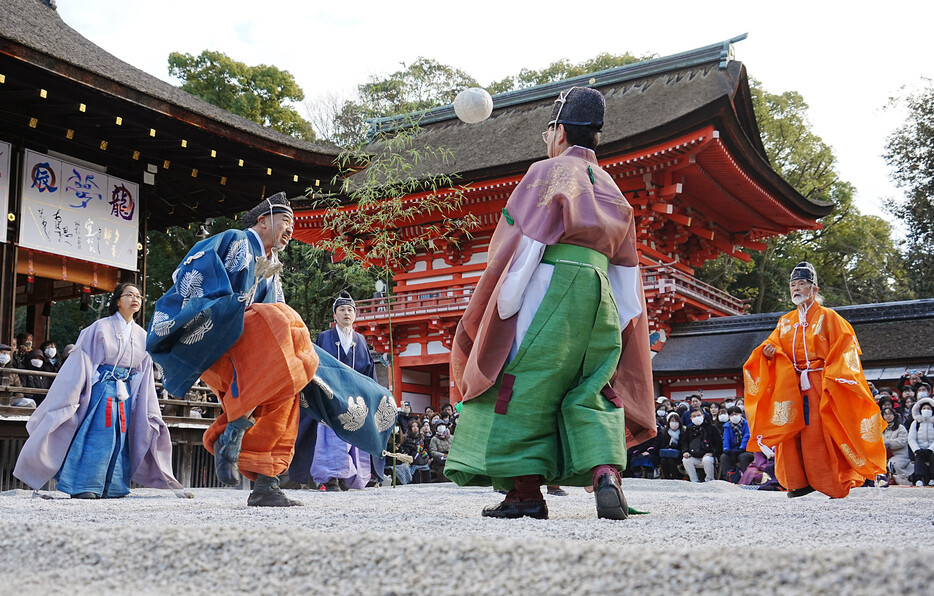 京都市左京区の下鴨神社で４日、新春恒例の「蹴鞠初め」が行われた。平安時代に貴族の間で普及した蹴鞠（けまり）を奉納する行事。