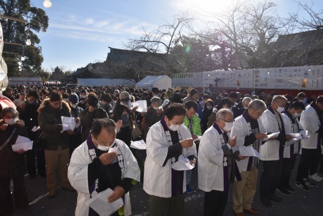 人形に息を吹きかける参列者ら＝三島市大宮町の三嶋大社