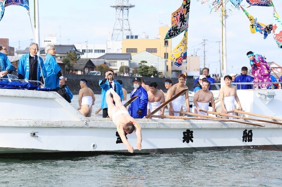 宝来船から川へ飛び込むこぎ手＝4日、豊後高田市