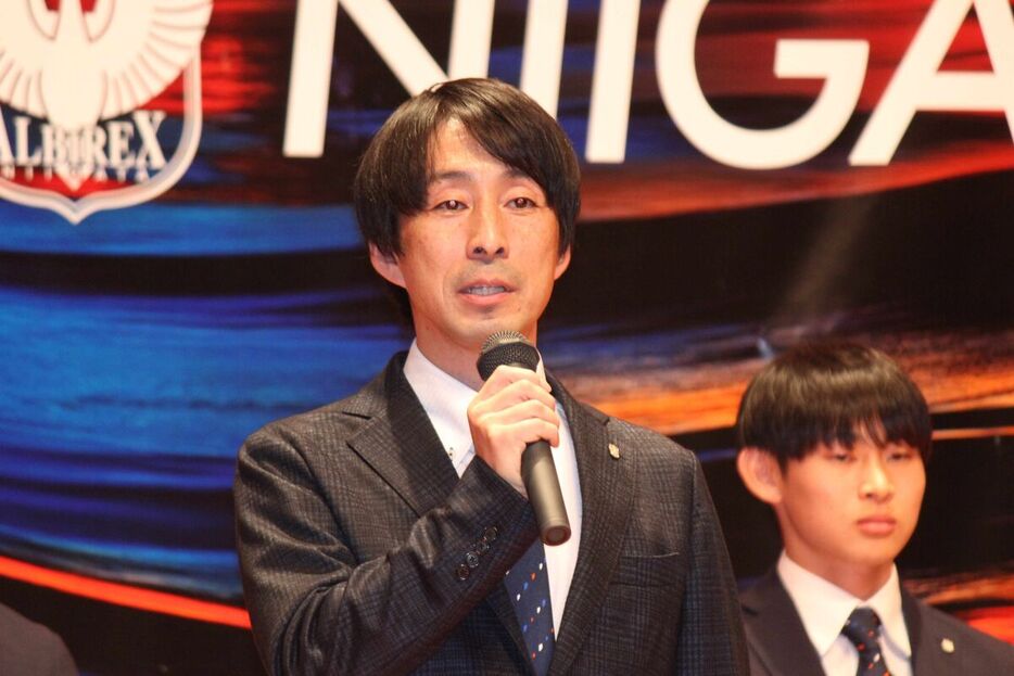 新体制発表記者会見に出席した樹森監督（カメラ＝後藤　亮太）