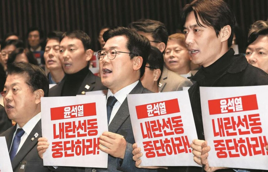 (写真：朝鮮日報日本語版) ▲非常議員総会でピケットを手に抗議／李徳薫（イ・ドクフン）記者