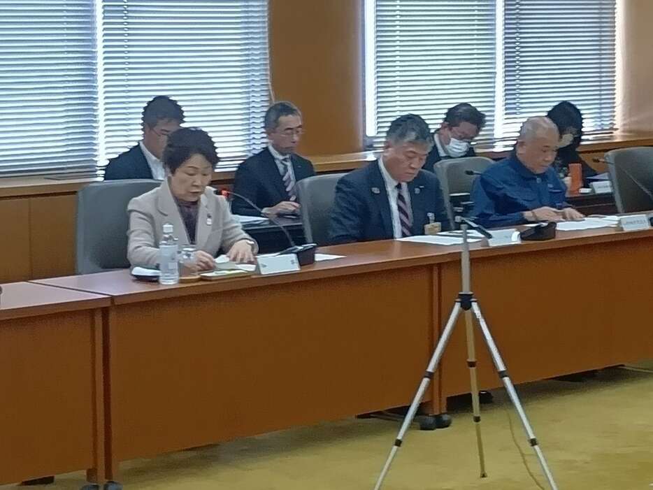 大雪の臨時対策会議に臨む山形県の吉村美栄子知事（左）＝10日午前、県庁