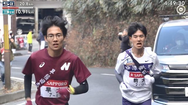 早稲田大・工藤慎作選手が駒澤大・山川拓馬選手をかわす