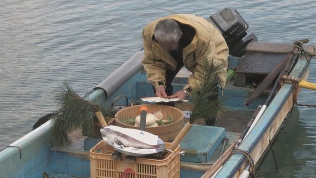 漁船に供え物をして海の安全祈願=1日午前10時・小浜市犬熊