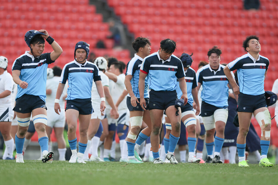 第１０４回全国高校ラグビー大会決勝。桐蔭学園に敗れ、肩を落とす東海大大阪仰星の選手＝７日、大阪・花園ラグビー場