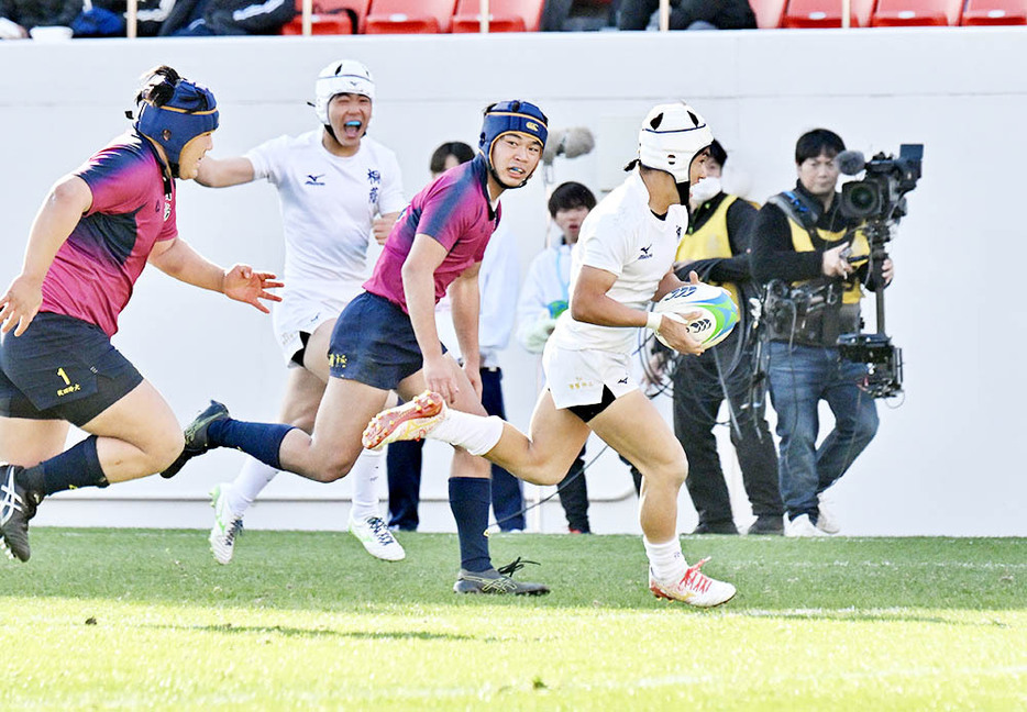 【桐蔭学園－国学院栃木】後半、桐蔭学園の後藤がトライ、ゴールも決まり１５－１４と逆転＝花園ラグビー場