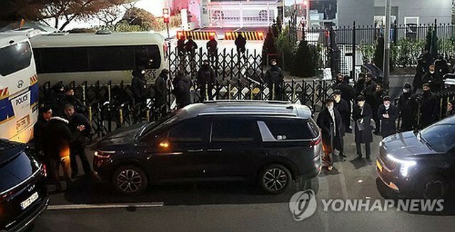 大統領公邸前に到着した公捜処の車両＝3日、ソウル（聯合ニュース）