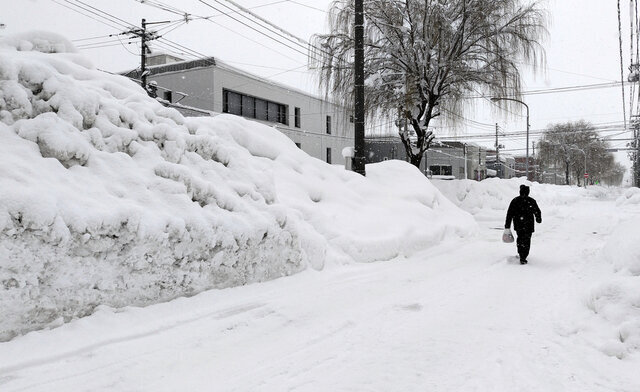 平年の3倍以上の積雪となった青森市内。道路脇には人の背丈より高く雪が積まれている=2025年1月4日午前9時43分、青森市、伊藤唯行撮影