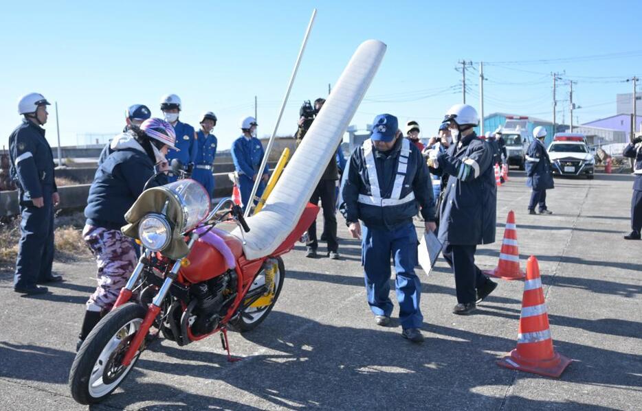 騒音などで取り締まり指導を受けたオートバイ=大洗町磯浜町