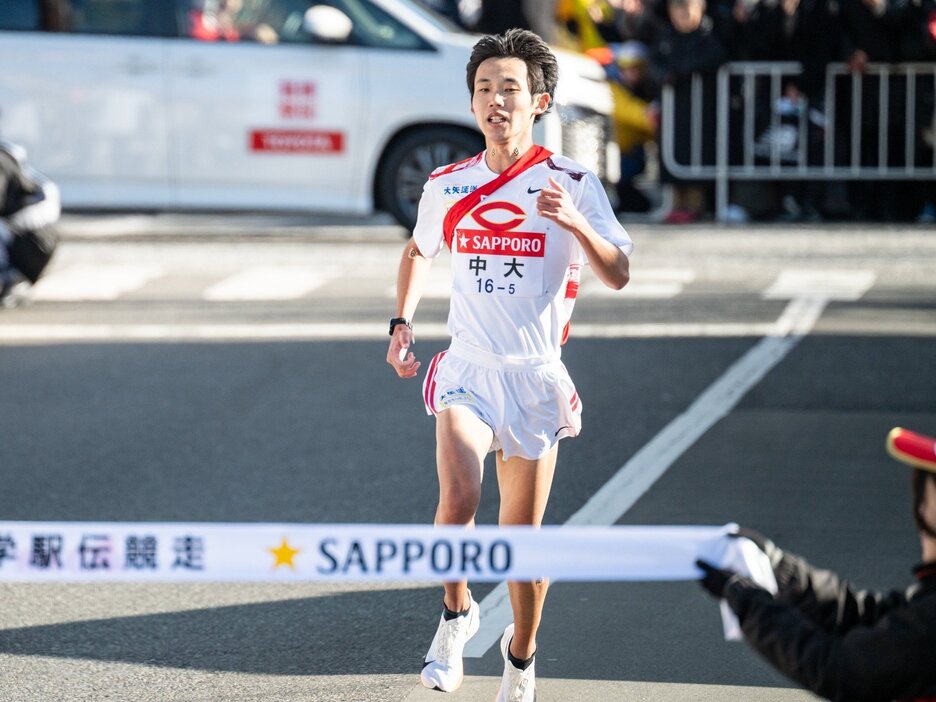 藤原正和監督が「想定の上限より上」という2位に入った中大。5区の4年生・園木大斗を迎えるメンバーの表情は一様に明るかった photograph by Nanae Suzuki